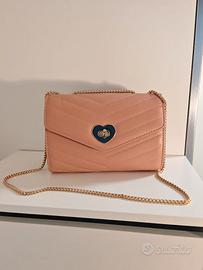 Borsa rosa con chiusura a cuore