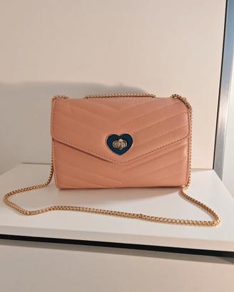 Borsa rosa con chiusura a cuore