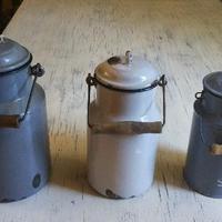 Vecchi contenitori per latte