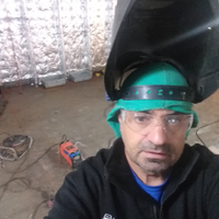 Operaio saldatore elettrico aiutante