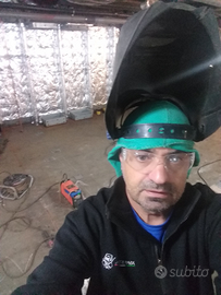 Operaio saldatore elettrico aiutante