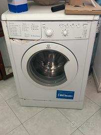 lavatrice e mobiletto per il bagno