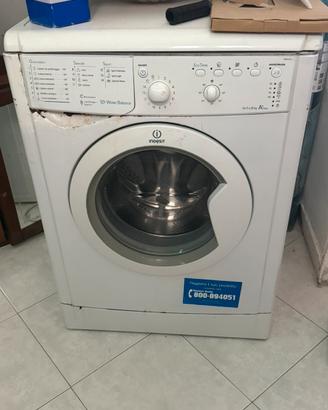 lavatrice e mobiletto per il bagno