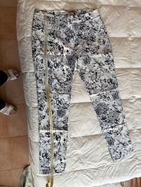 Pantaloni leggermente elastici