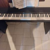 pianoforte digitale  (korg b1) + supporto in legno