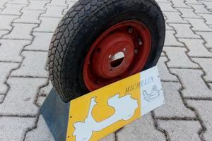 espositore ruota vespa