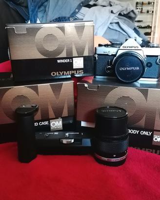 Fotocamera Analogica Olympus
   OM 2 + Corredo