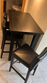 Tavolo alto con sgabelli 
