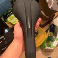 Sella nera rossa bici