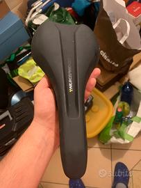 Sella nera rossa bici