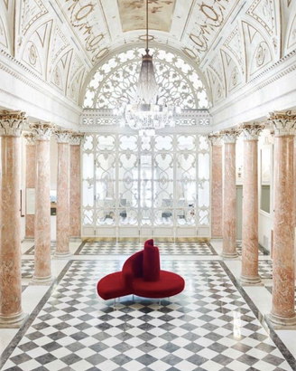 TATLIN - EDRA Divano a spirale rosso in alcantara