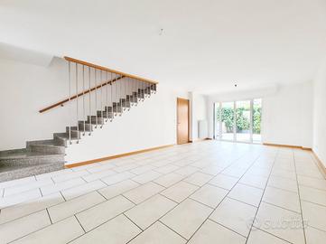 Villa a schiera tricamere con giardino