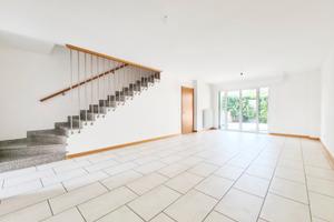 Villa a schiera tricamere con giardino