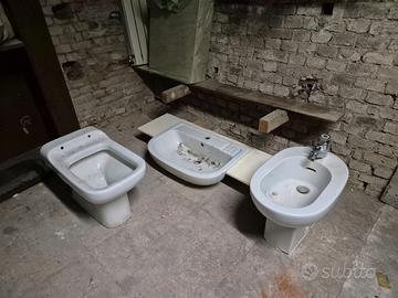 Tre sanitari in blocco