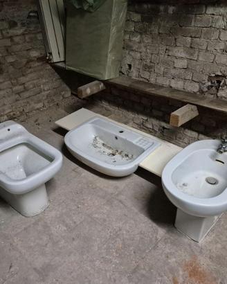 Tre sanitari in blocco