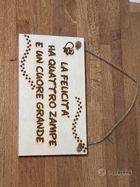 Targhetta in legno con frase incisa