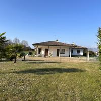 Villa monopiano con ampio giardino