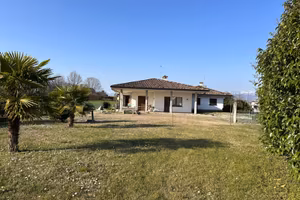 Villa monopiano con ampio giardino