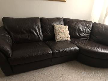 Divano in pelle marrone scuro