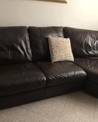 Divano in pelle marrone scuro