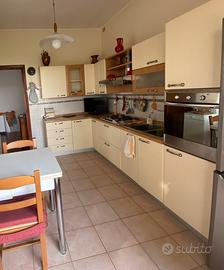 Cucina completa ad angolo