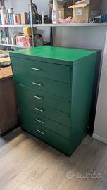 Solida cassettiera verde in metallo