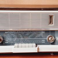 Vecchia radio con giradischi