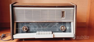 Vecchia radio con giradischi