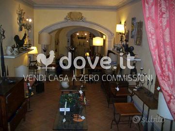 In centro a Siena, negozio in posizione strategica