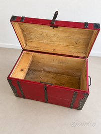 Baule vintage rosso in legno con rinforzi in ferro