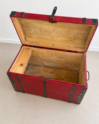 Baule vintage rosso in legno con rinforzi in ferro
