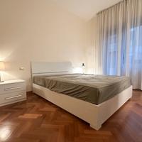 Letto contenitore matrimoniale e comodini bianchi