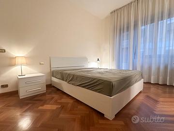 Letto contenitore matrimoniale e comodini bianchi