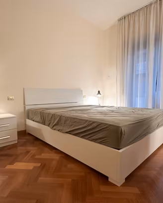 Letto contenitore matrimoniale e comodini bianchi
