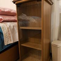 Due comodini con vetrinetta da letto