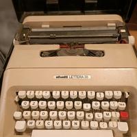 macchina da scrivere olivetti 