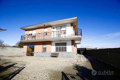 Villa di 224 m² con 4 locali e box auto doppio a C