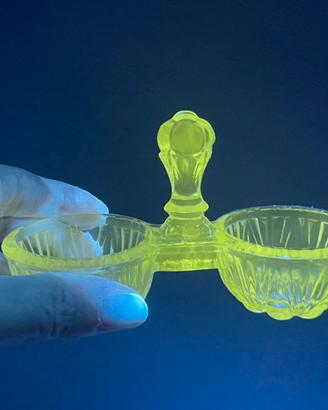 Antica saliera vetro fluorescente al manganese
