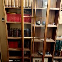 Libreria in legno con anta scorrevole in vetro 