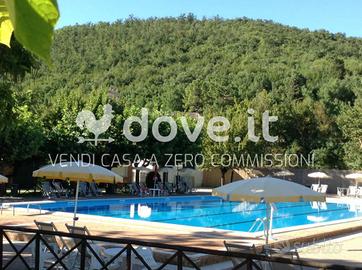 Attività / Licenza di 100 m² con più di 5 locali a