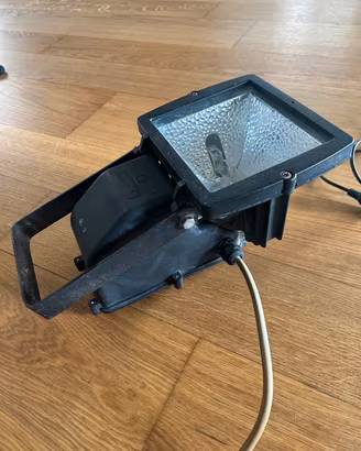 Faro illuminazione esterno