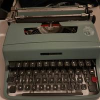 Macchina da scrivere Olivetti 32