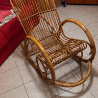 Poltrona a dondolo in vimini vintage