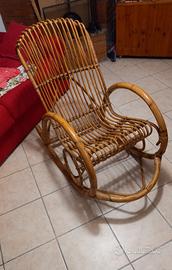 Poltrona a dondolo in vimini vintage