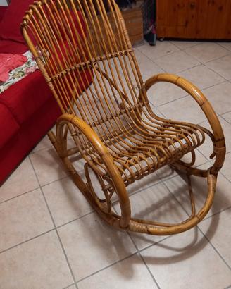 Poltrona a dondolo in vimini vintage