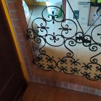 portoncino in ferro battuto datato