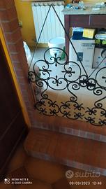 portoncino in ferro battuto datato