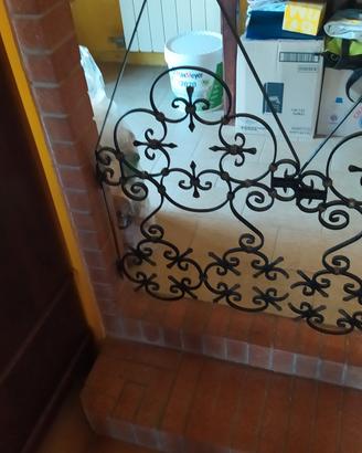 portoncino in ferro battuto datato