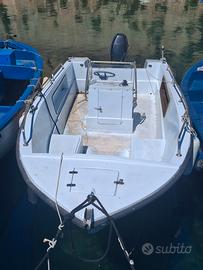 Barca con motore fuoribordo a gallipoli