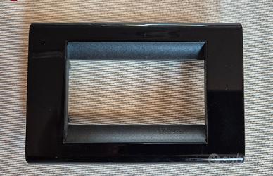 Placca 3 posti nera serie Bticino living classic